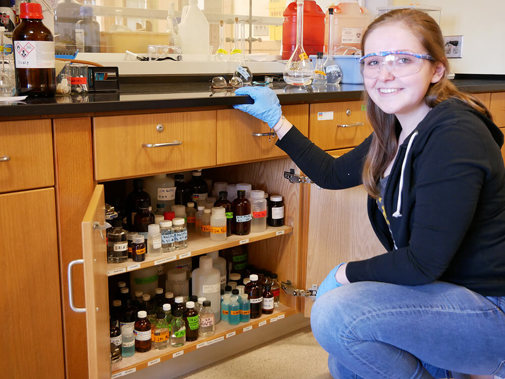 Photo of ElmSTEM scholar April Thresher in the chemistry lab.