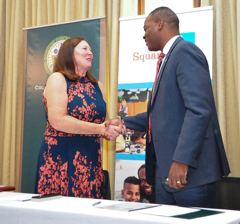 Photo of two presidents shake hands after the MOU is official. 